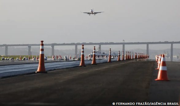 Aeroporto Santos Dumont fecha para limpeza da pista após vazamento