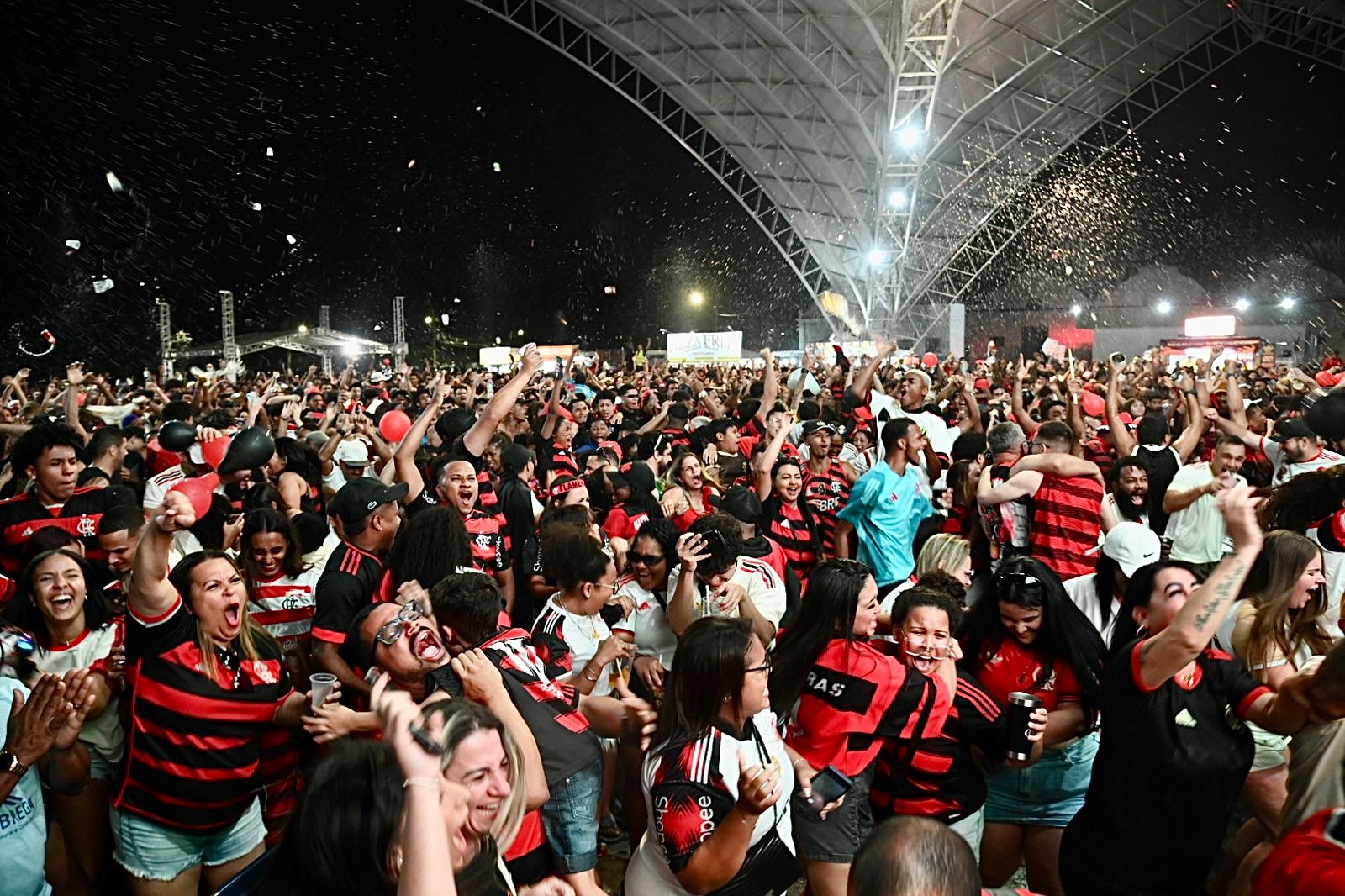Multidões lotam Parque da Cidade e Praça Brasil para celebrar o tetracampeonato do Flamengo na Libertadores