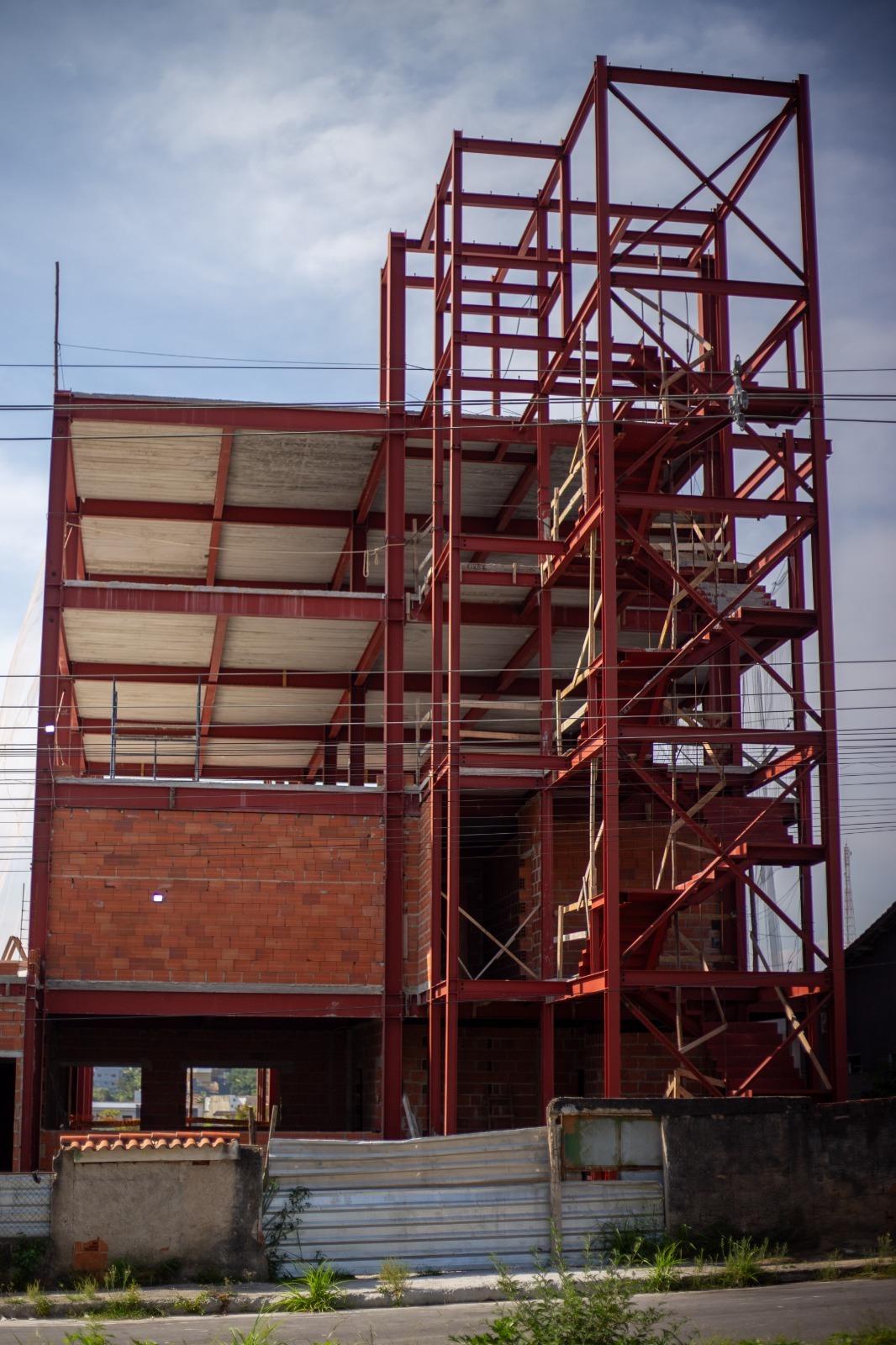 Volta Redonda: construção do Centro de Atendimento à Pessoa Idosa está com 80% das estruturas metálicas instaladas