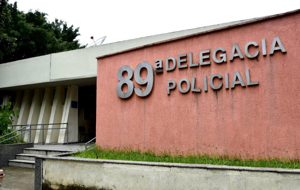 Homem é preso após agredir e assediar mulher durante viagem de excursão em Resende