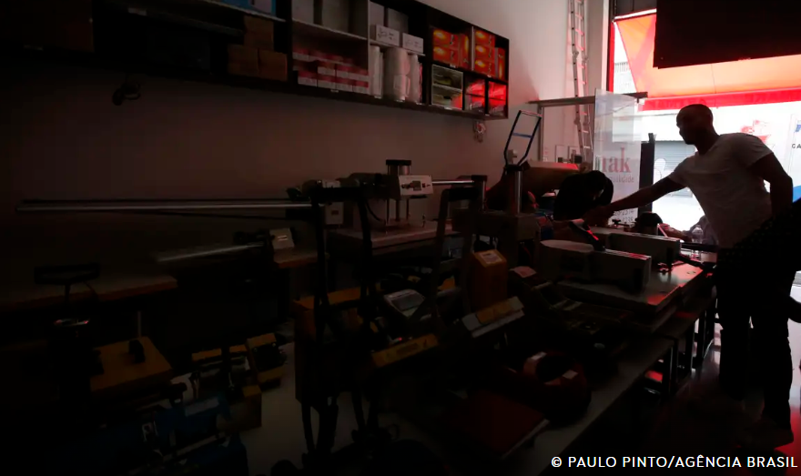 Quatro dias após ventania, SP tem mais de 60 mil clientes sem luz