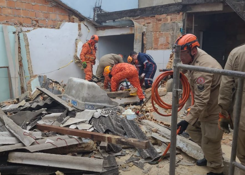 Parte de casa desaba durante demolição e deixa dois trabalhadores feridos na Cidade Alegria
