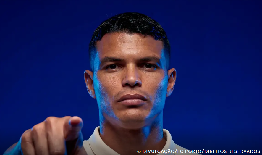 Porto anuncia contratação do zagueiro brasileiro Thiago Silva