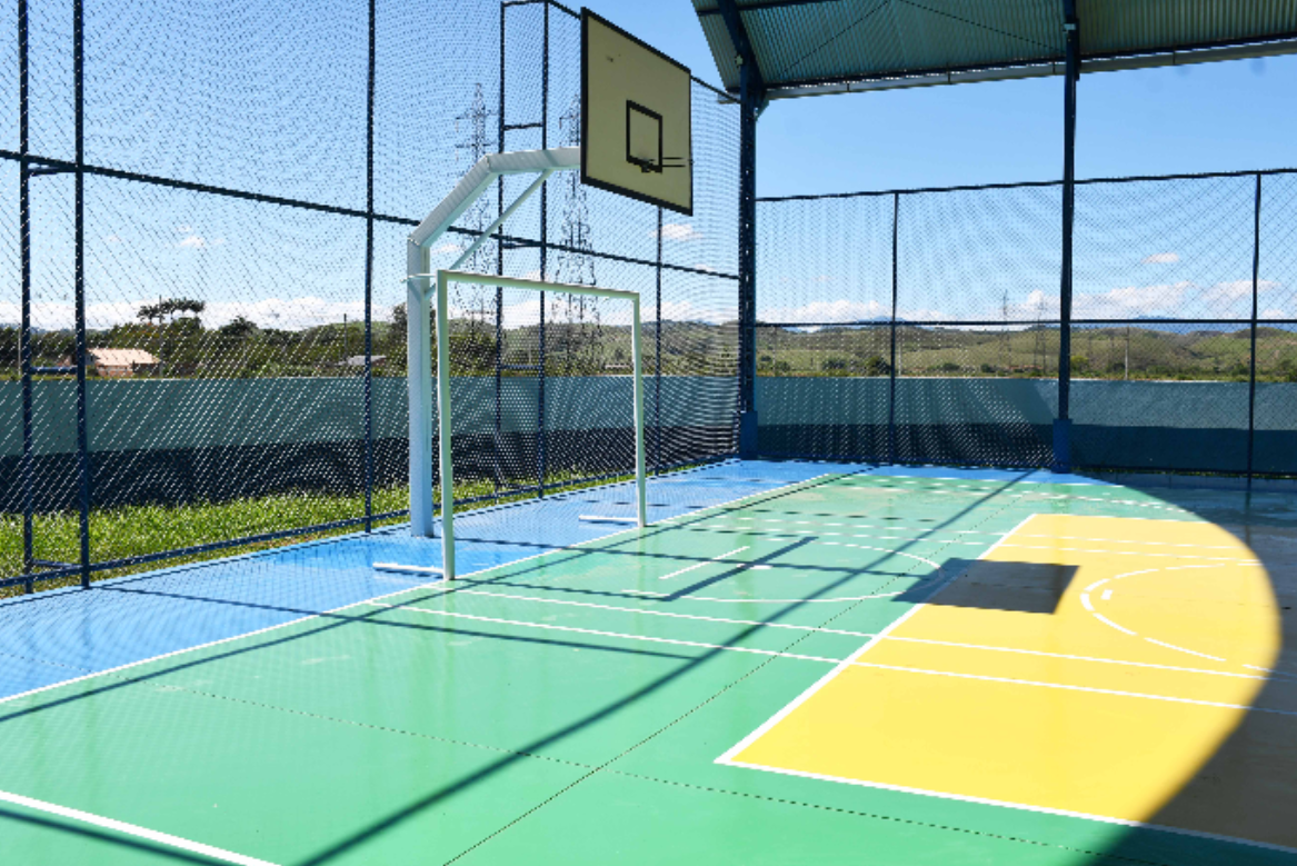 Resende amplia infraestrutura escolar com entrega de quadra coberta e vestiários