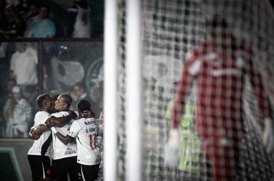 Vasco vira sobre o Palmeiras na estreia de Renato e Fluminense vence o Remo fora de casa