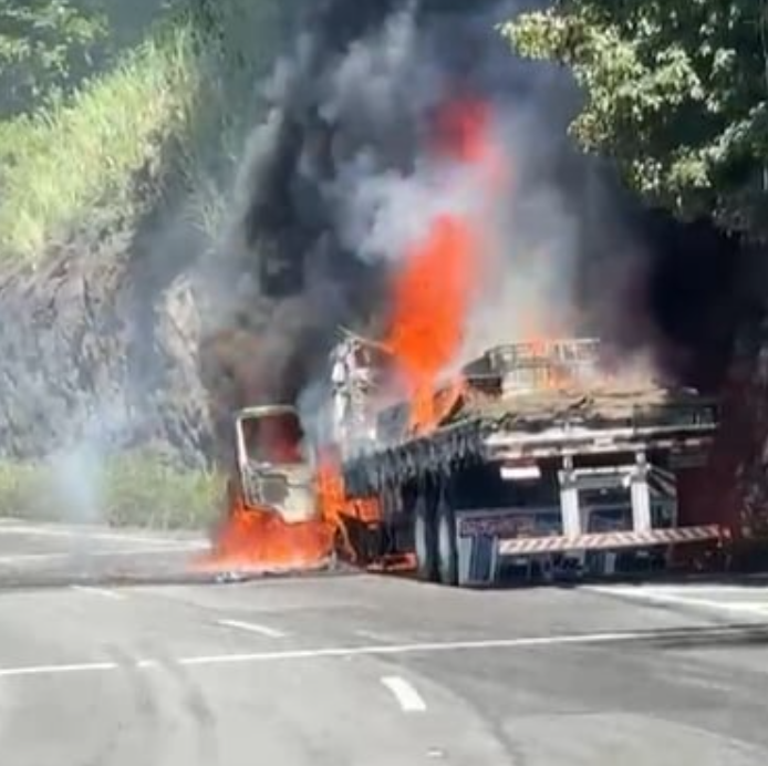 Caminhão com produtos químicos pega fogo na Serra das Araras e provoca congestionamento de quase 30 km