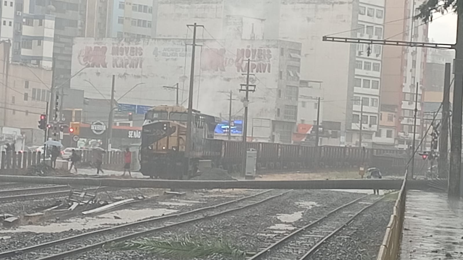 Equipes da Prefeitura de Barra Mansa estão mobilizadas para atender ocorrências causadas por temporal