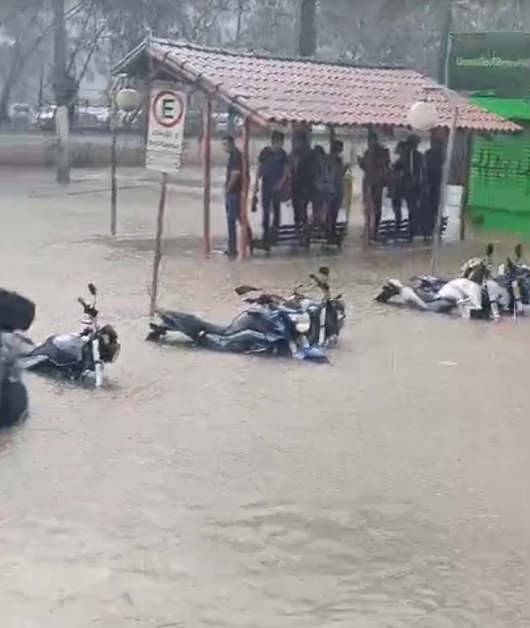 Chuva forte em curto período causa alagamentos pontuais em Volta Redonda