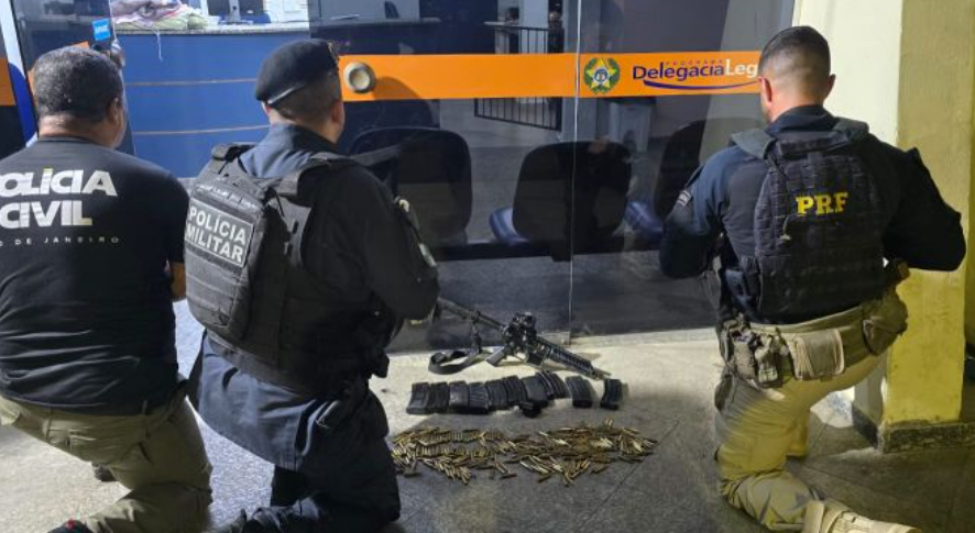 PRF prende dois homens com fuzil e 263 munições após perseguição em Resende