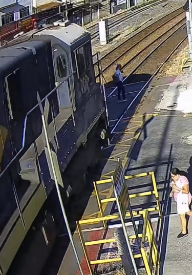 Homem morre atropelado por trem ao tentar atravessar passagem de nível no Centro de Barra Mansa