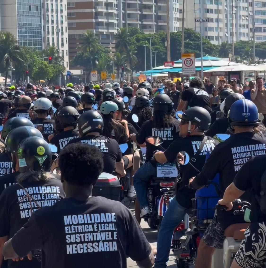 Protesto em Copacabana expõe impasse sobre uso de veículos elétricos no Rio