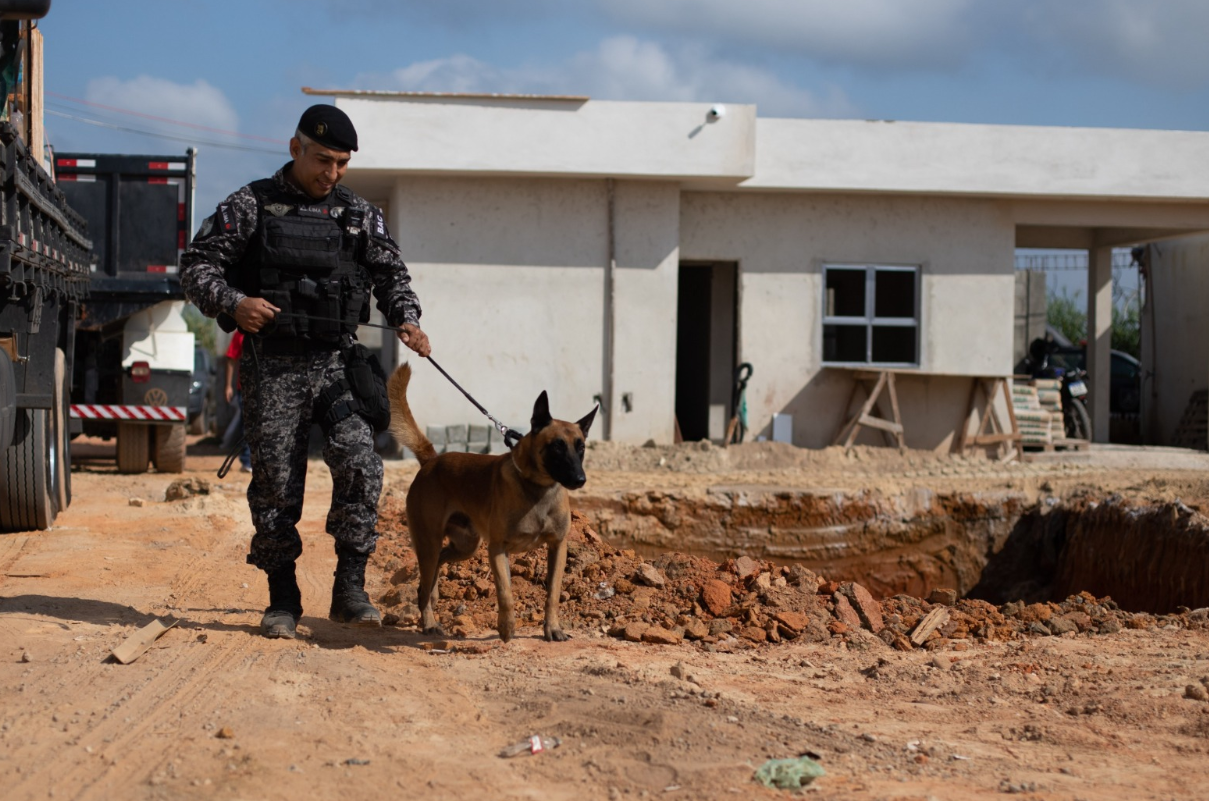 Cão Hulk “visita” obras do novo batalhão com cães da PM em Volta Redonda
