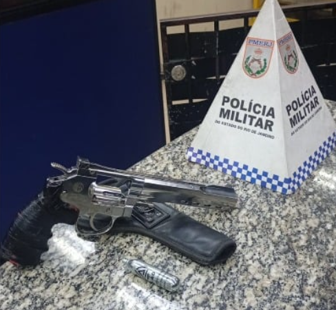 Patrulhamento da PM em Barra Mansa termina com apreensão de réplica de arma