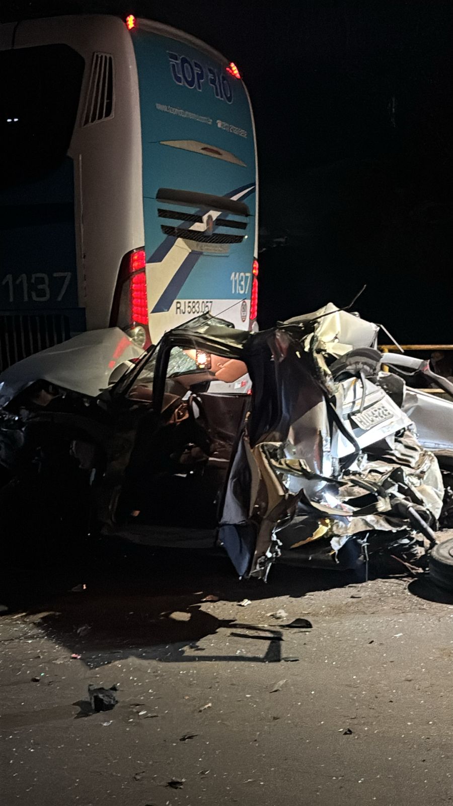 Acidente entre carro e dois ônibus deixa duas pessoas feridas em Barra Mansa