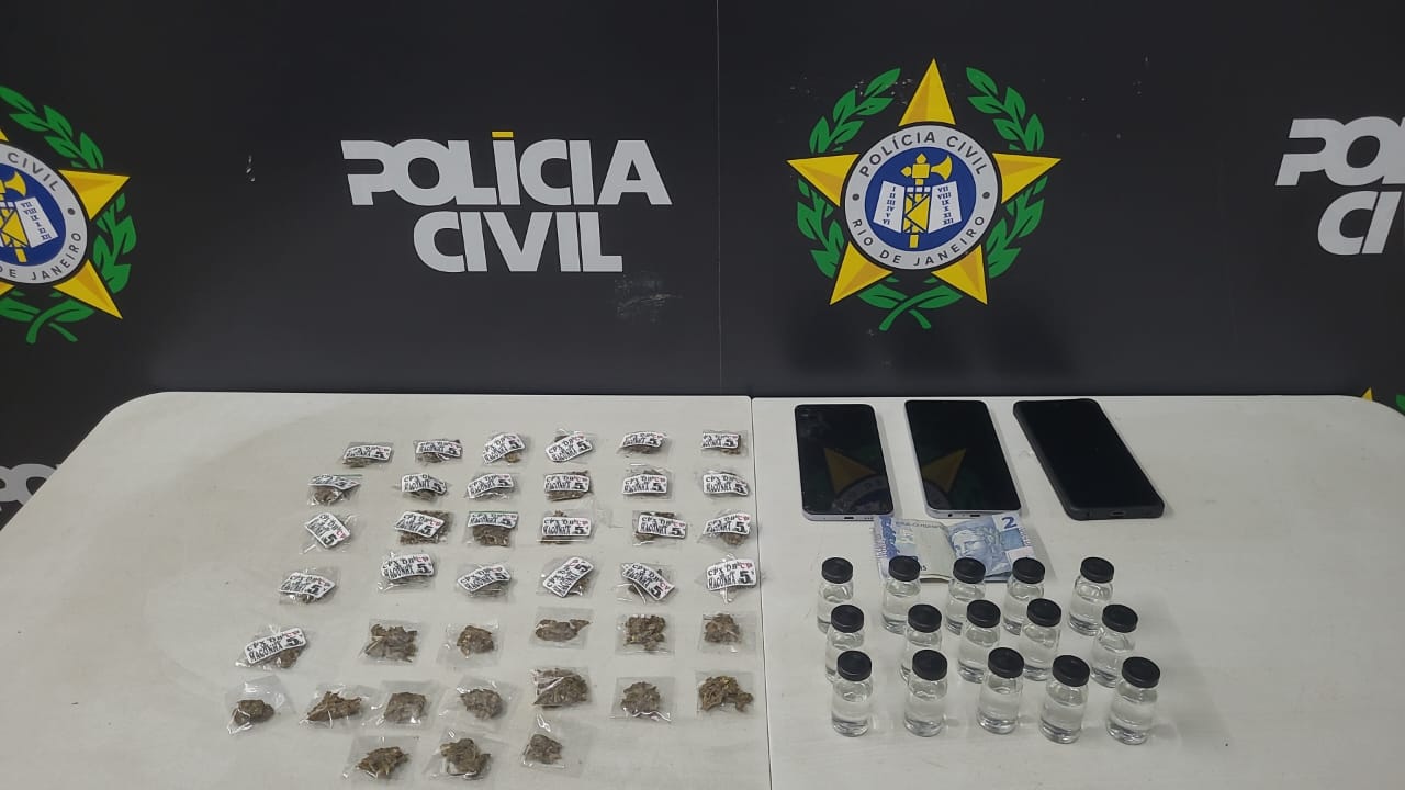 Denúncia leva à prisão de três suspeitos por tráfico de drogas em Volta Redonda