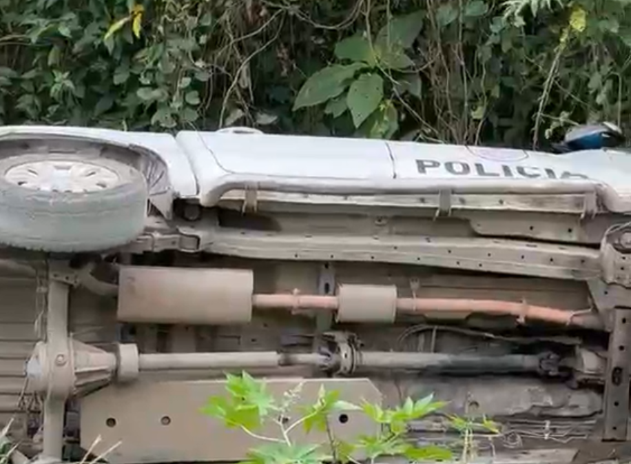 Viatura da PM capota após troca de tiros no bairro Getúlio Vargas, em Barra Mansa