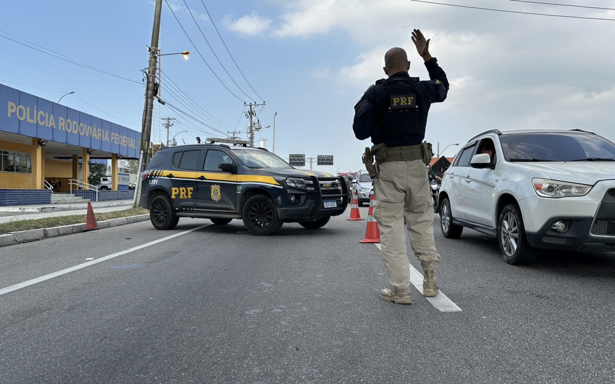 PRF prende casal com carro clonado na Via Dutra em Itatiaia