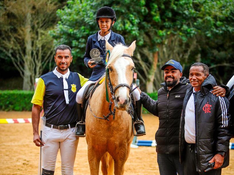 Escola Municipal de Hipismo de Volta Redonda conquista ouro e nove pódios na Liga Carioca