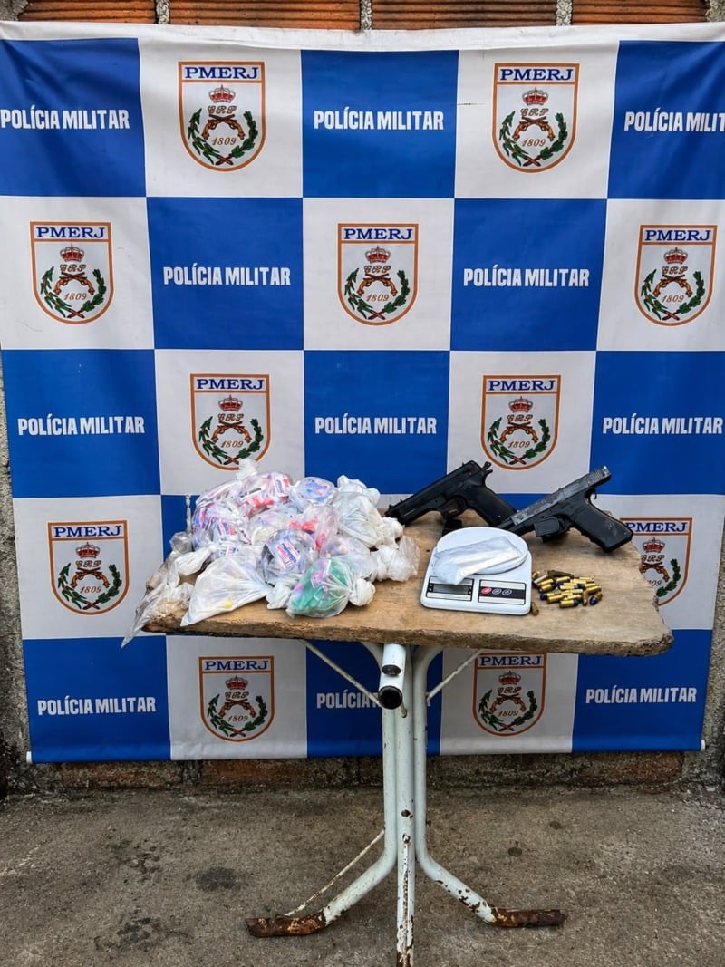 Homem é preso por suspeita de tráfico de drogas e porte ilegal de arma na Vila Americana, em Volta Redonda