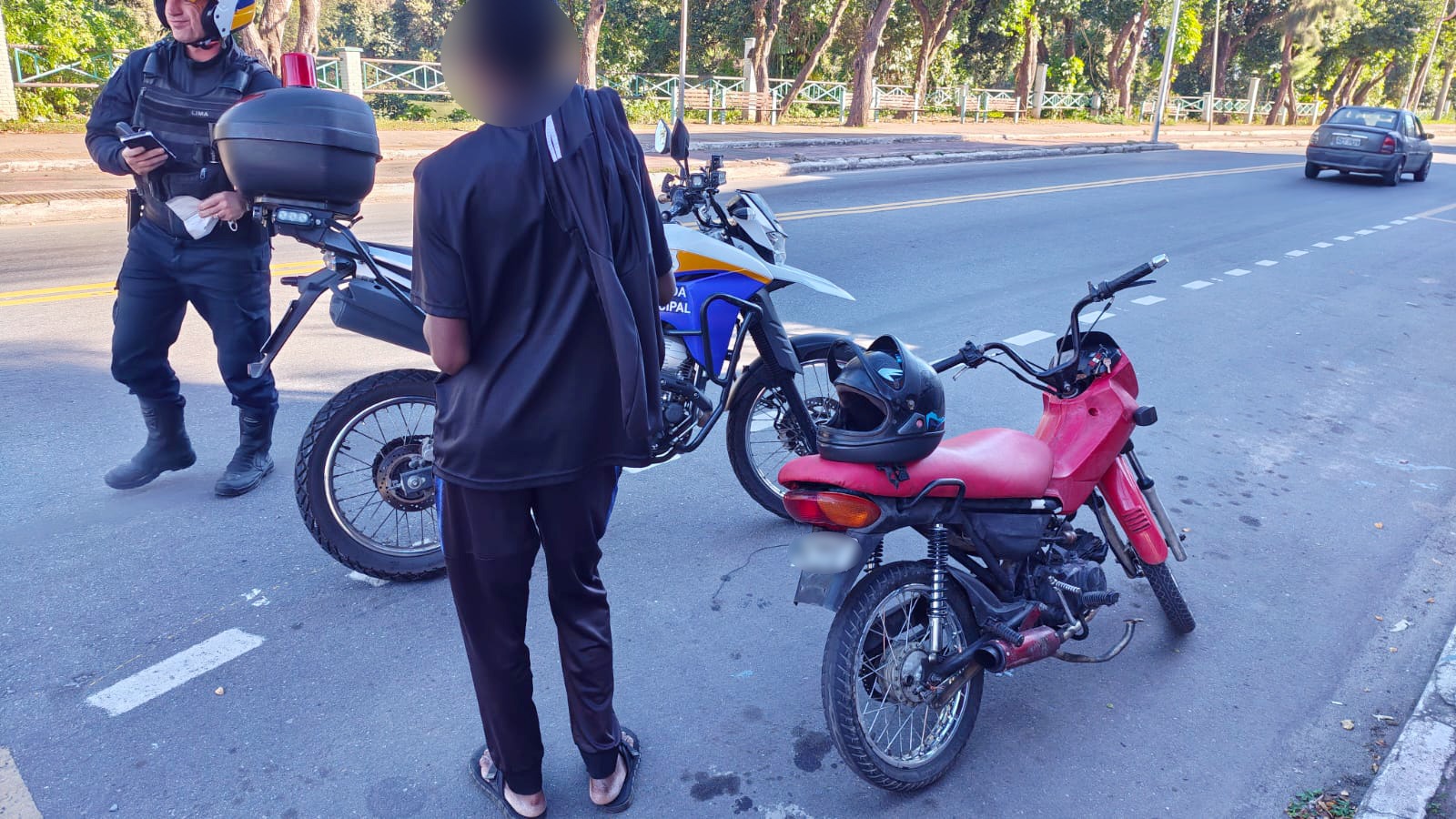 Guarda Municipal flagra moto adulterada sendo conduzida pela contramão na Avenida Beira-Rio, em Volta Redonda