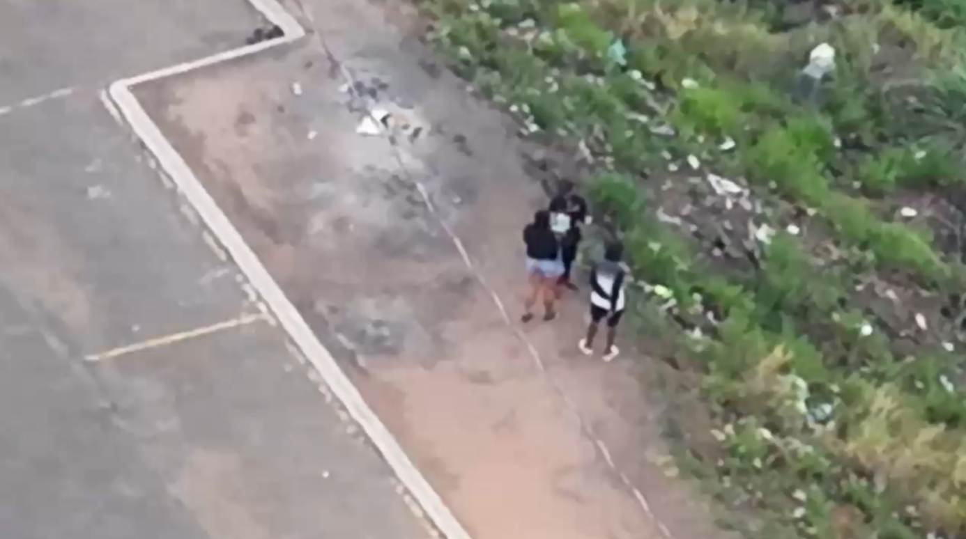 Operação conjunta prende três pessoas e apreende adolescente, drogas e arma em Barra Mansa