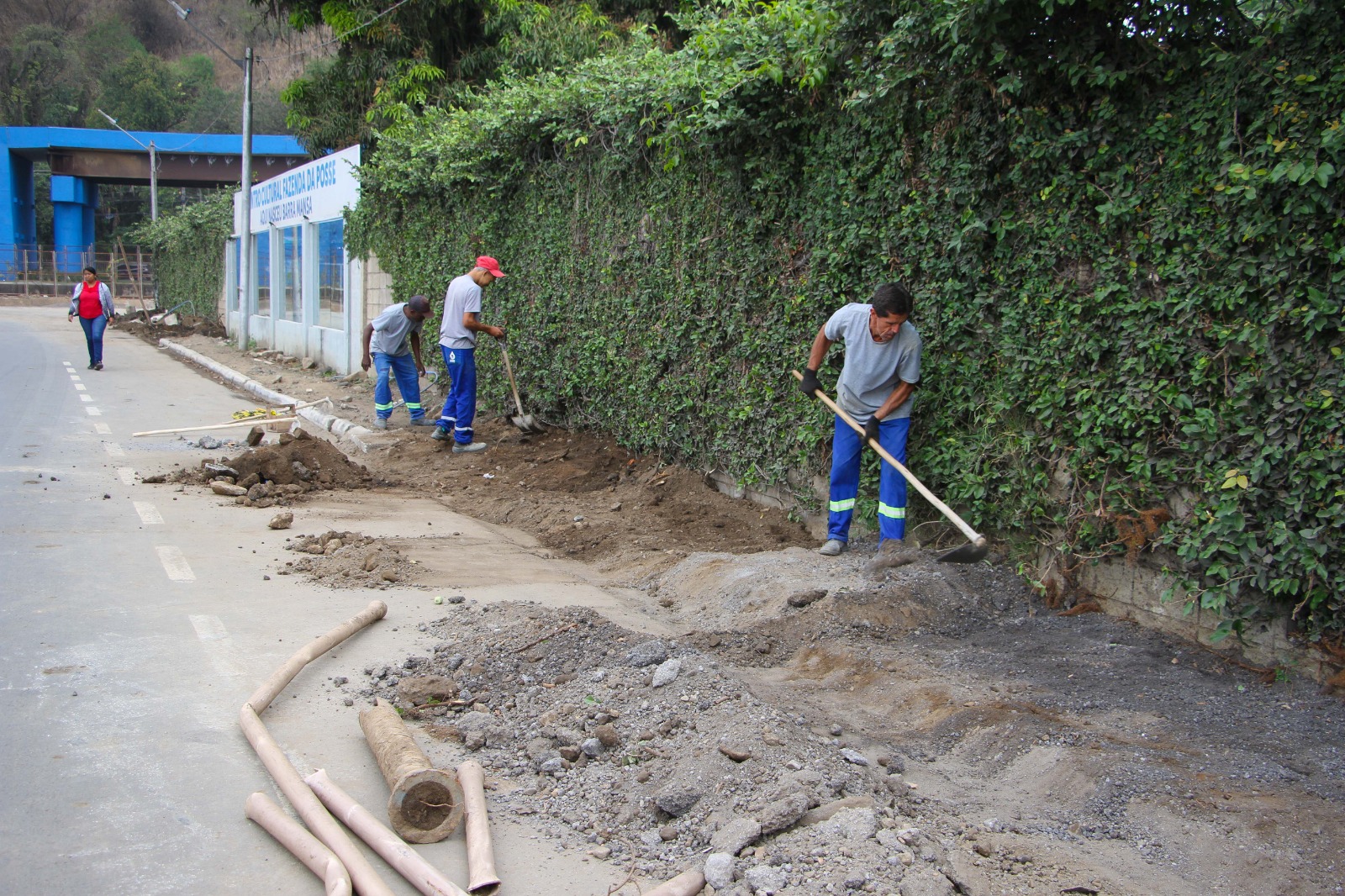 Saae-BM realiza serviços de urbanização com construção de calçadas na Argemiro de Paula Coutinho
