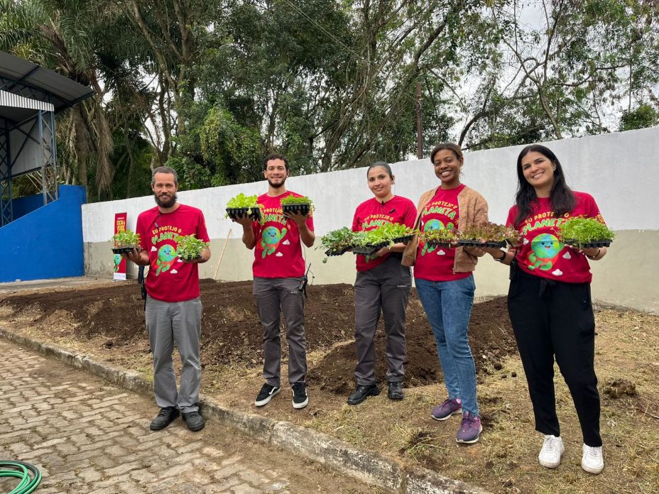 Projeto Escola Verde realiza primeira colheita em escola municipal de Porto Real