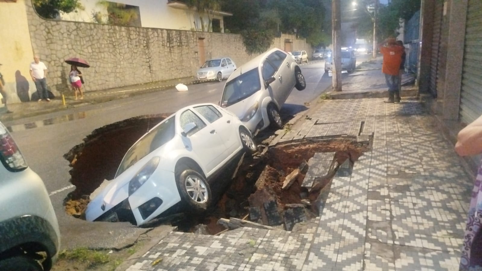 Chuva forte provoca rompimento de tubulação e abre cratera em rua de Barra Mansa