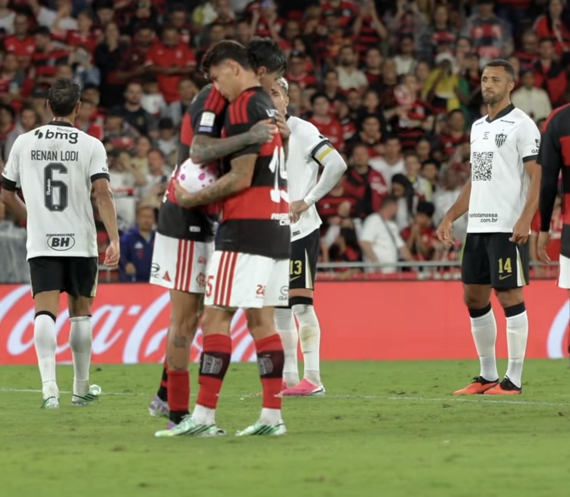 Flamengo vence Atlético-MG nos acréscimos e recupera liderança do Brasileirão