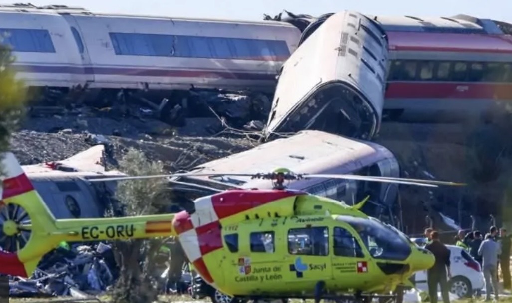 Colisão entre trens de alta velocidade deixa ao menos 68 mortos na Espanha
